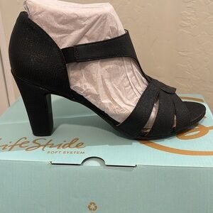 NWT Black heels life stride